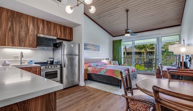 Updated Studio, AC, steps to beach in Lahaina
