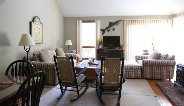 Updated two bedroom condo in the South Shore Heights of Eastman.