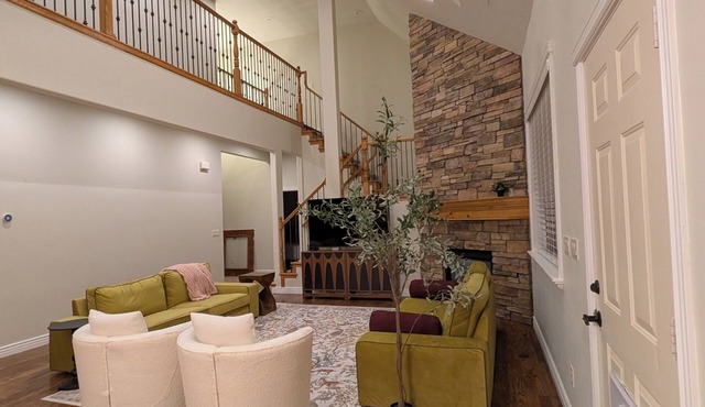 Upper River Cottage - Main Floor & Upstairs, hot tub, near SF River trail & park in Spanish Fork