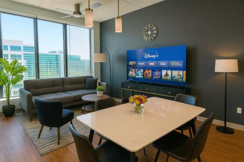 Upscale 2BR Apt Rooftop Deck and Fitness U14 in Birmingham