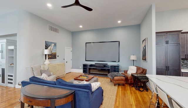 Upscale downtown loft, will not disappoint! in Hays