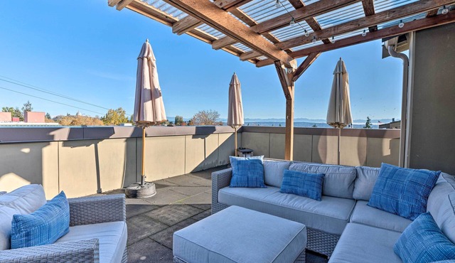 Upscale Townhome in Capitol Hill with AC & views of the Cascades in Seattle