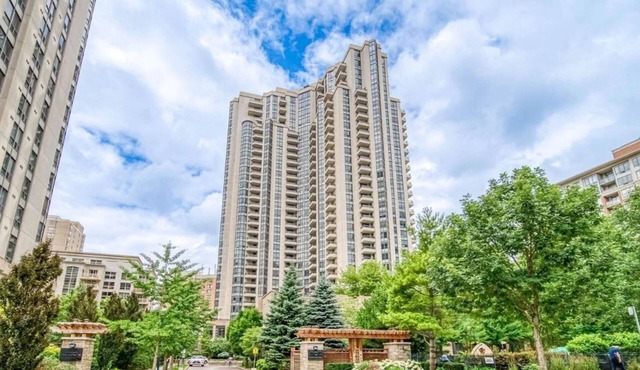 Uptown Toronto ! Live | Work | Relax - Home Away From Home | Close to Subway