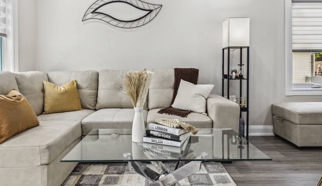 Urban Oasis: Cozy 3B/1B + Office, 5G, Kitchen, Parking with modern furnishings