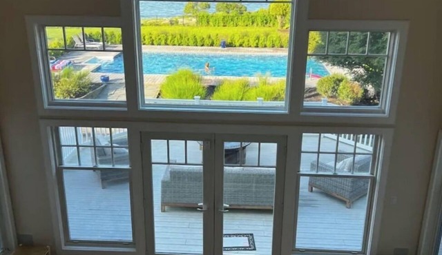 Views ! Views! Views ! Water Front Property 4 bedroom house in Southampton