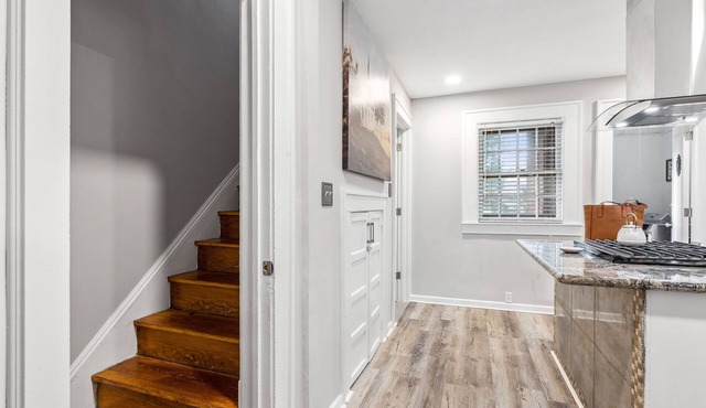 Wade Manor: Game-room, Gym, Office and Fenced in Backyard