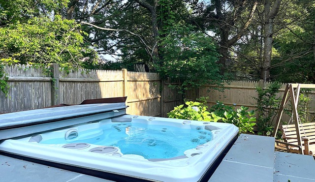 Walk to Beach/Ferry/Downtown - Quiet w/Hot Tub! Get 50% off Island Ferry Tickets