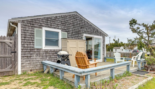 Walk to Beach & Pool! East End P-Town Condo