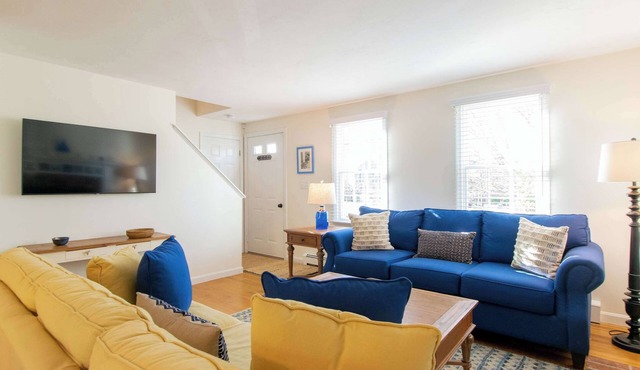 Walk to Buck's Pond, Dog Friendly, Central AC!