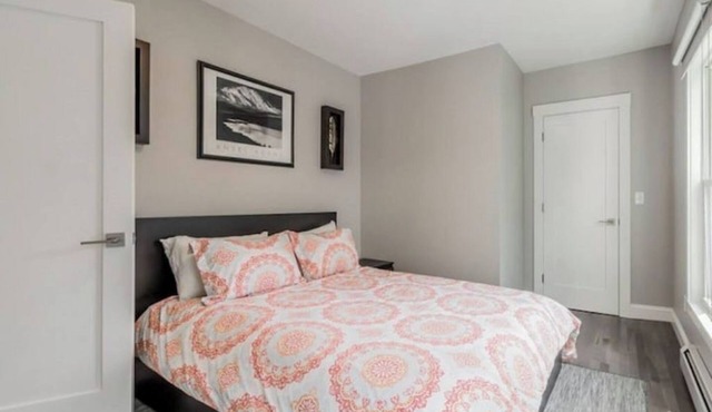 Walk to East End Beach/2BR King Beds/Pet Friendly