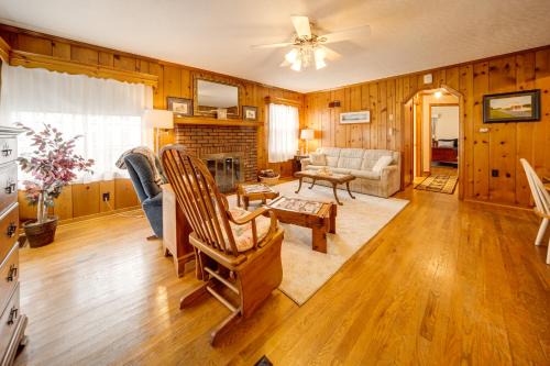 Walk to Edinboro Lake: Cozy Cottage w/Porch!