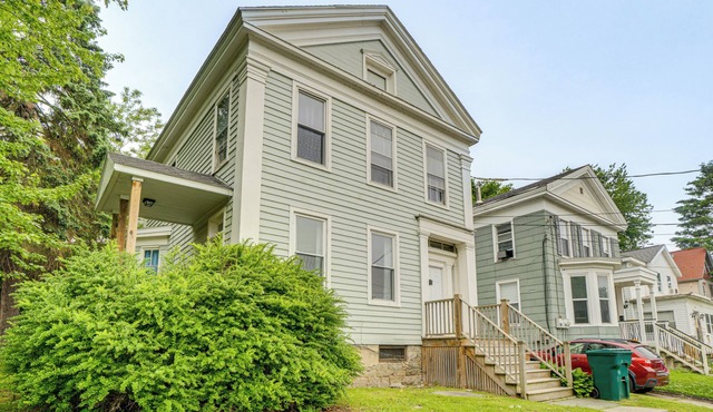 Walk to Lake Ontario, Shops & Eats! Charming Home