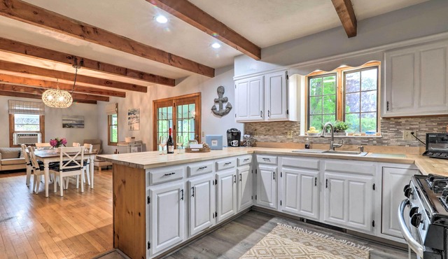 Walk to Main Street: Cozy Cottage in Hyannis