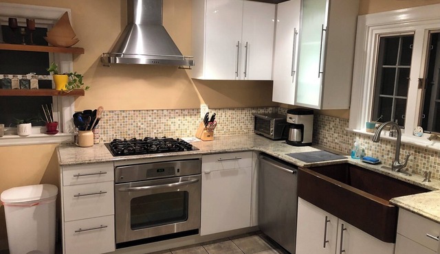 Walk to Restaurants & Park - Charming Cottage
