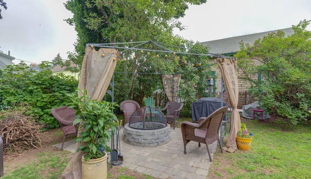 Walk to the Beach - 3 bedroom house with outdoor fire pit