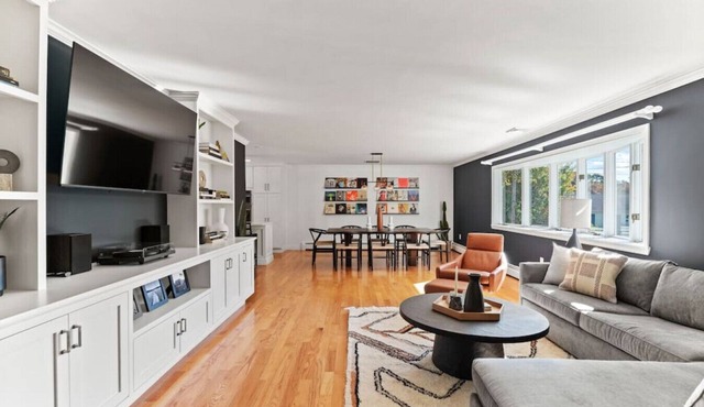 WALK to the Beach + FirePit, Bikes, Paddleboards - Modern House