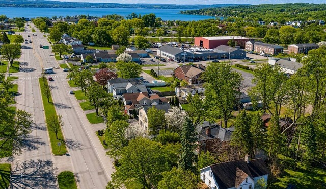 Walk to town and Canandaigua Lake | Finger Lakes
