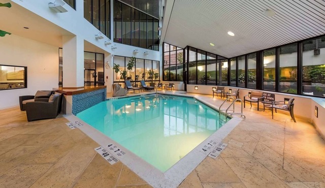 Warm and Comfortable Pets Allowed Two Queen Room w/ Pool and Airport Shuttle