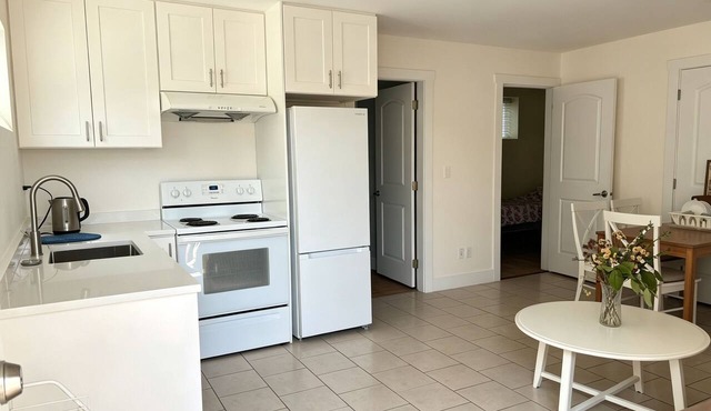 ✨ Warm & Cozy 2BR Designer Retreat in Vancouver | Free Parking | Private Entry in VANCOUVER