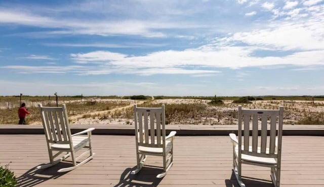 Water's edge renovated Condo with Marina Views