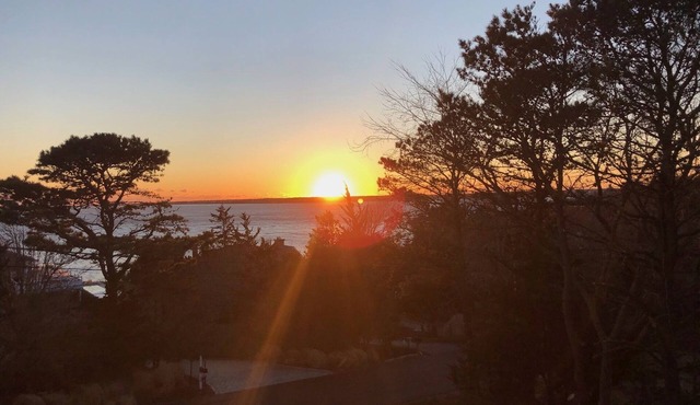 Water View Beauty 1.5 miles from Shinnecock Hills golf club!
