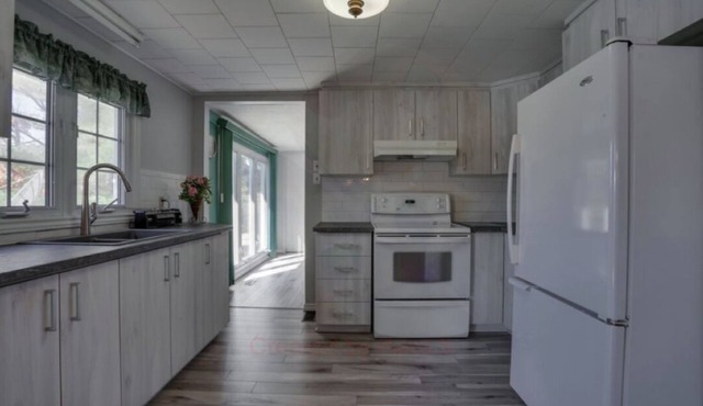 Waterfront 5 Bed /3 Bath Cottage on Farm Lake