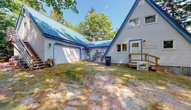 Waterfront A-frame on George's Pond with views, private dock, beach, kayaks, SUP in Franklin