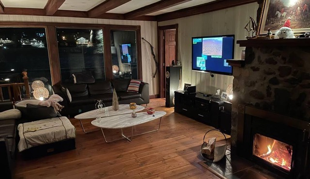 Waterfront cottage 1 hour from Montreal in Saint-Hippolyte