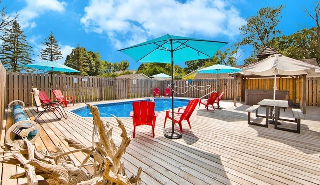 Waterfront Cottage with pool, hot tub & Fire Pit in Frankford