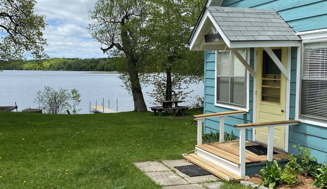 Waterfront Cozy Cottage heart of Waupoos Prince Edward County