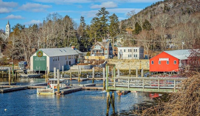Waterfront Duplex, walkable, harbor views, AC, dog friendly