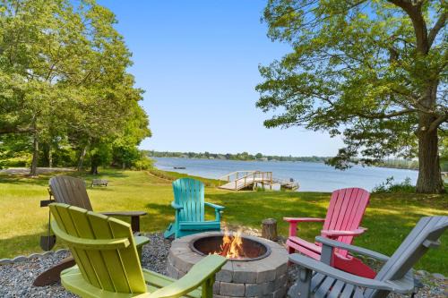 Waterfront Estate w Hot Tub, Dock & Kayaks