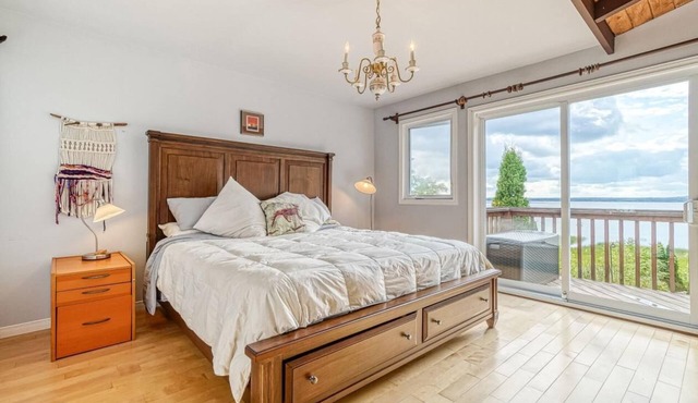 Waterfront Furnished 4-Season Cottage 40 min from Ottawa