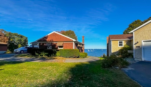 Waterfront home with beautiful bay views - near shops & dining