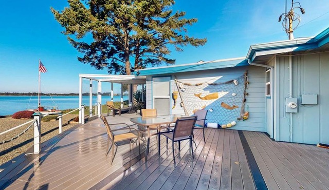 Waterfront home with panoramic bay views deck fireplace & beach access in Coos Bay