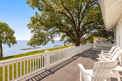 Waterfront home with scenic porches, yard, grill, jetted tub, central AC, & WD in Annapolis
