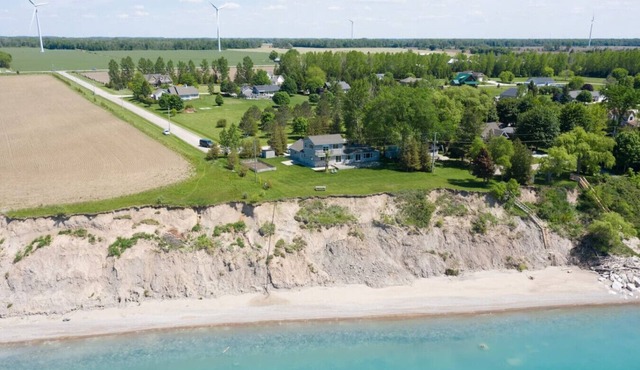 Waterfront/Private Beach w/Hot Tub by Grand Bend in Grand Bend