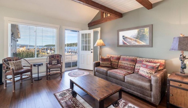 Waterfront Retreat, Dock & Pool Access, Winni