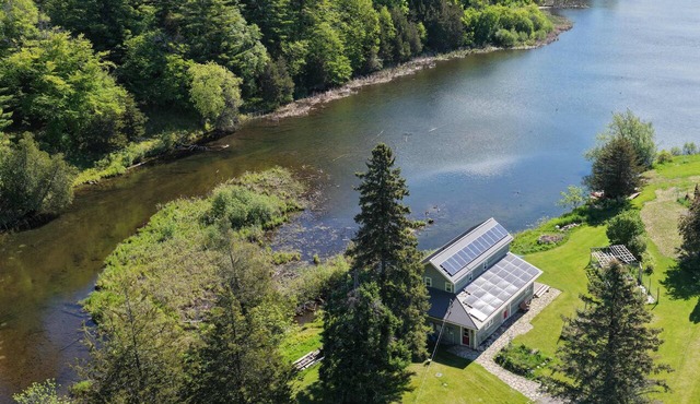 Waterfront Retreat-Hot Tub & Sauna 10 min walk to downtown shops and restaurants