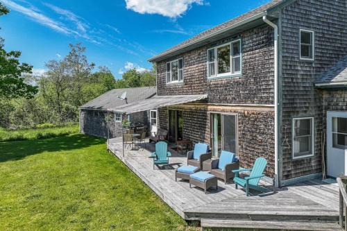 Waterfront stay with scenic deck, grill, smart TVs, shore access - dog-friendly