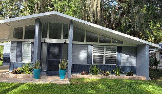 Waterfront Withlacoochee River canal, 2/1.5, pet friendly, pool table, kayaks! in Inglis