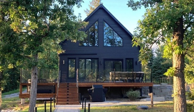Welcome to White Oaks, a luxury retreat nestled quietly on the Quyon River.