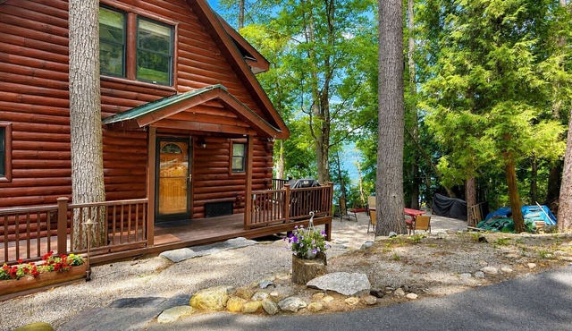 Whispering Pines – Luxury Lakefront Log Cabin on Schroon Lake in Adirondack