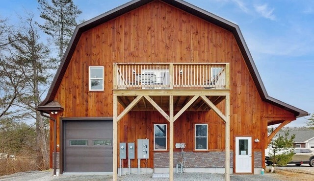White Mountain peaceful retreat w/furnished deck, garage, gas grill & location