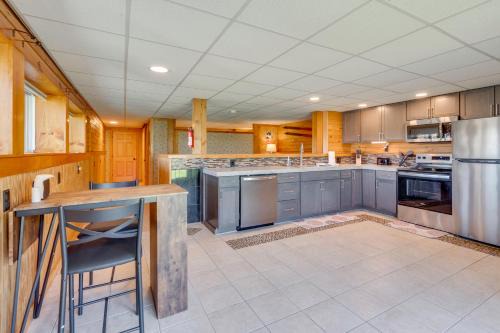 White Mountains Escape! Shared Patio + Yard