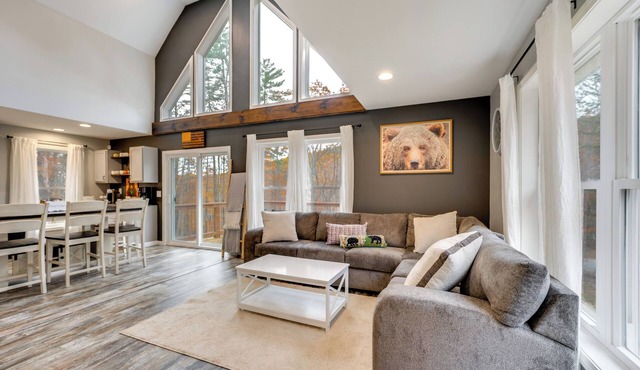 White Mtns Holiday Home! Cabin 1 Mi to Skiing
