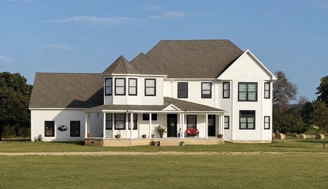 Willis Manor- Victorian Farmhouse Estate with King Suite in Lipan
