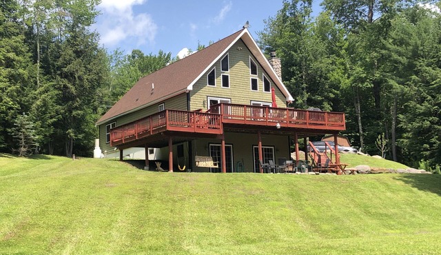 Windham Mountain Chalet with Treehouse sleeps 15, Game Room & fireplace