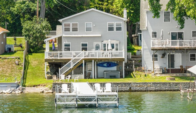 Winey Duck Cottage:" Pet Friendly Contemporary w/Hot Tub on Seneca Wine Trail