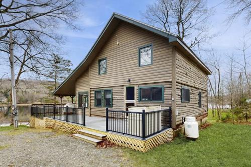 Wonderful Lakefront Gem W/Free WiFi, Dock, Private Beach, Kayaks, Canoe & More